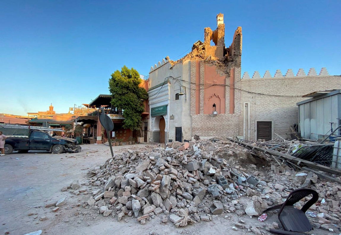 Una vista muestra los daños en una antigua mezquita en la histórica ciudad de Marrakech