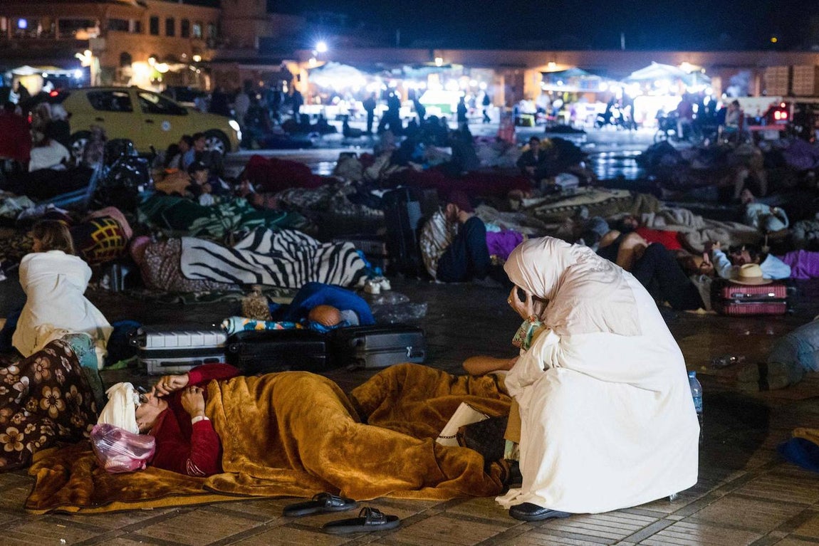 Los residentes permanecen en una plaza después de un terremoto en Marrakech este sábado