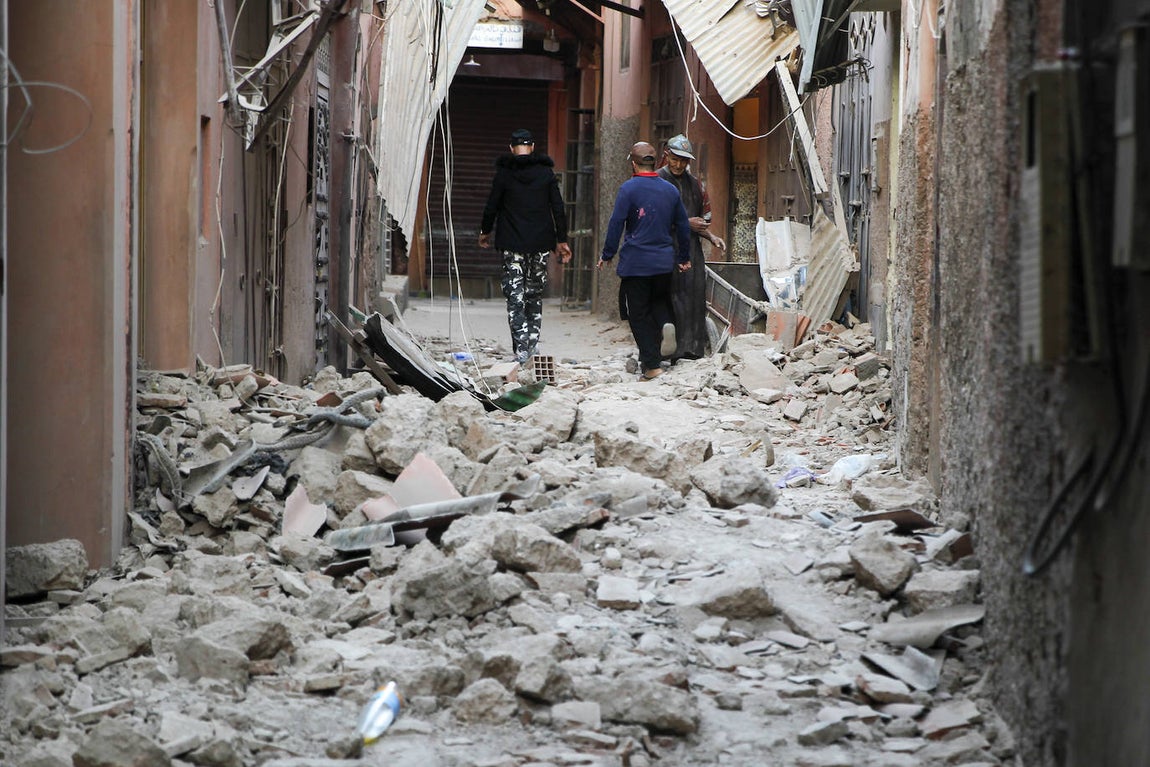Destrozos en una calle de Marrakech a primera hora de este sábado