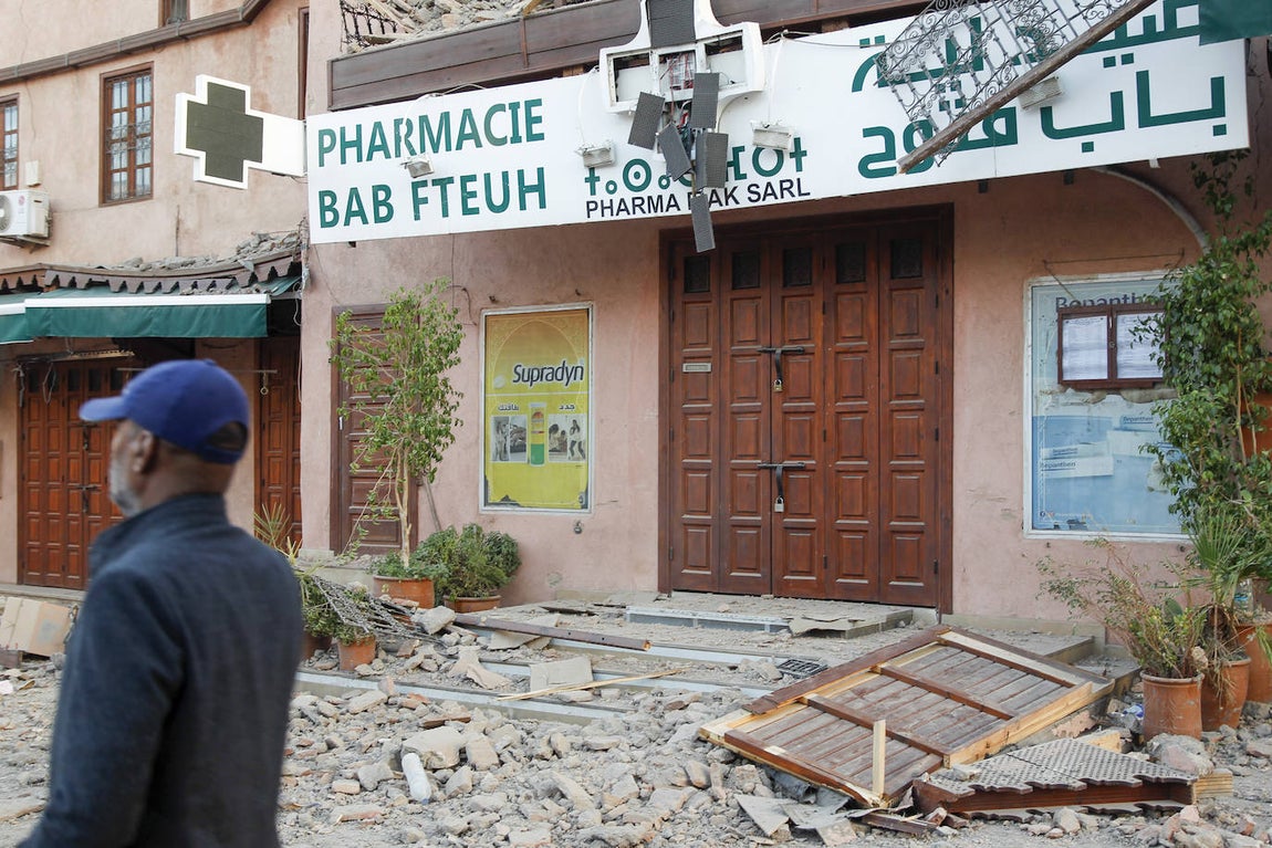 Un hombre pasa ante una fachada derruida en una calle de Marrakech a primera hora de este sábado