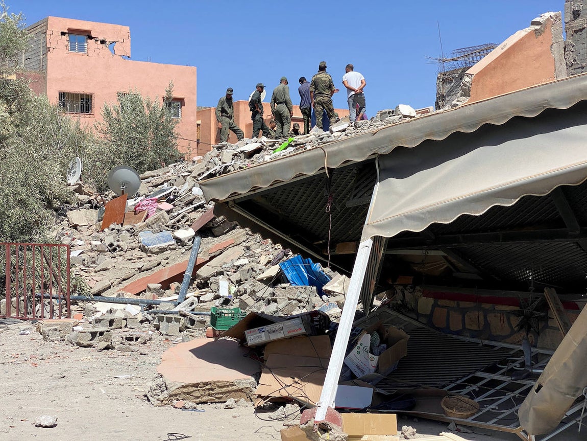 Los rescatistas llevan a cabo una operación de búsqueda en Amizmiz, Marruecos