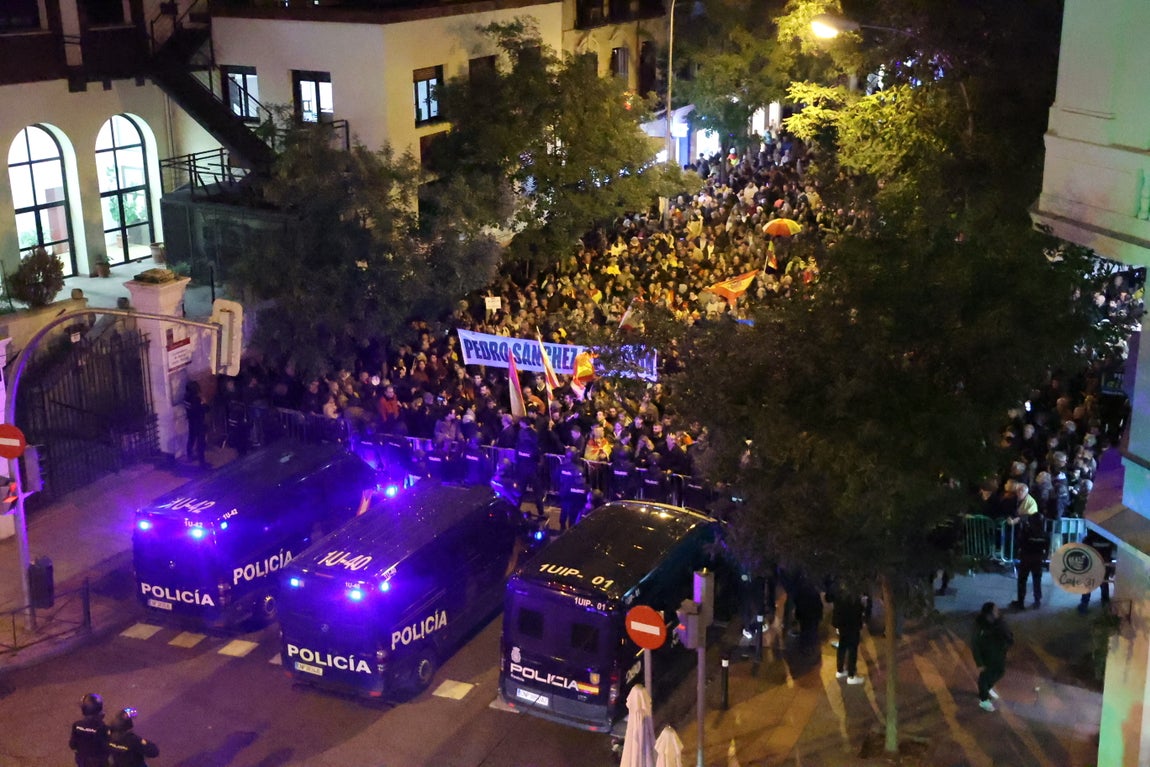 Manifestación contra la ley de amnistía en Ferraz, sede del PSOE.