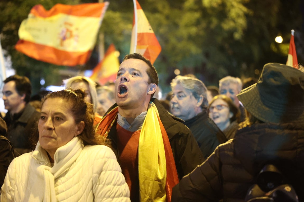 Manifestación contra la ley de amnistía en Ferraz, sede del PSOE.