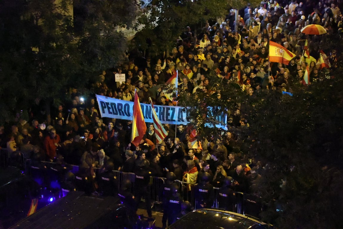 Manifestación contra la ley de amnistía en Ferraz, sede del PSOE.