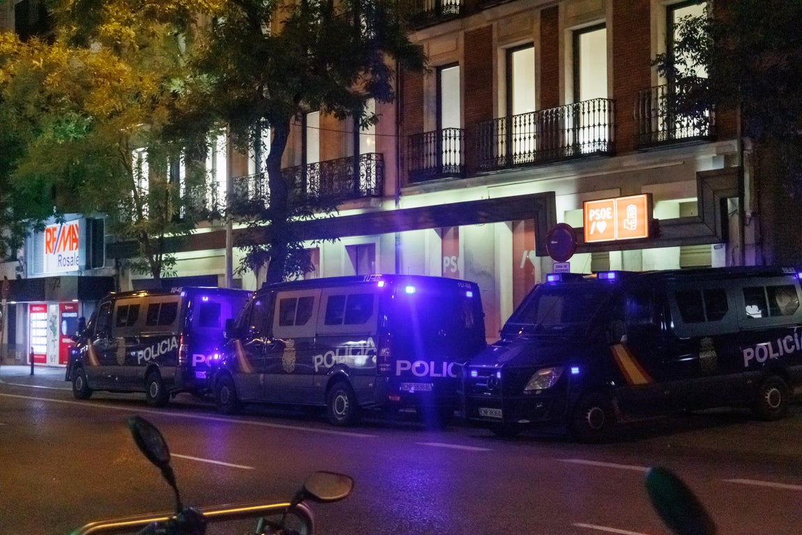 Manifestación contra la ley de amnistía en Ferraz, sede del PSOE.