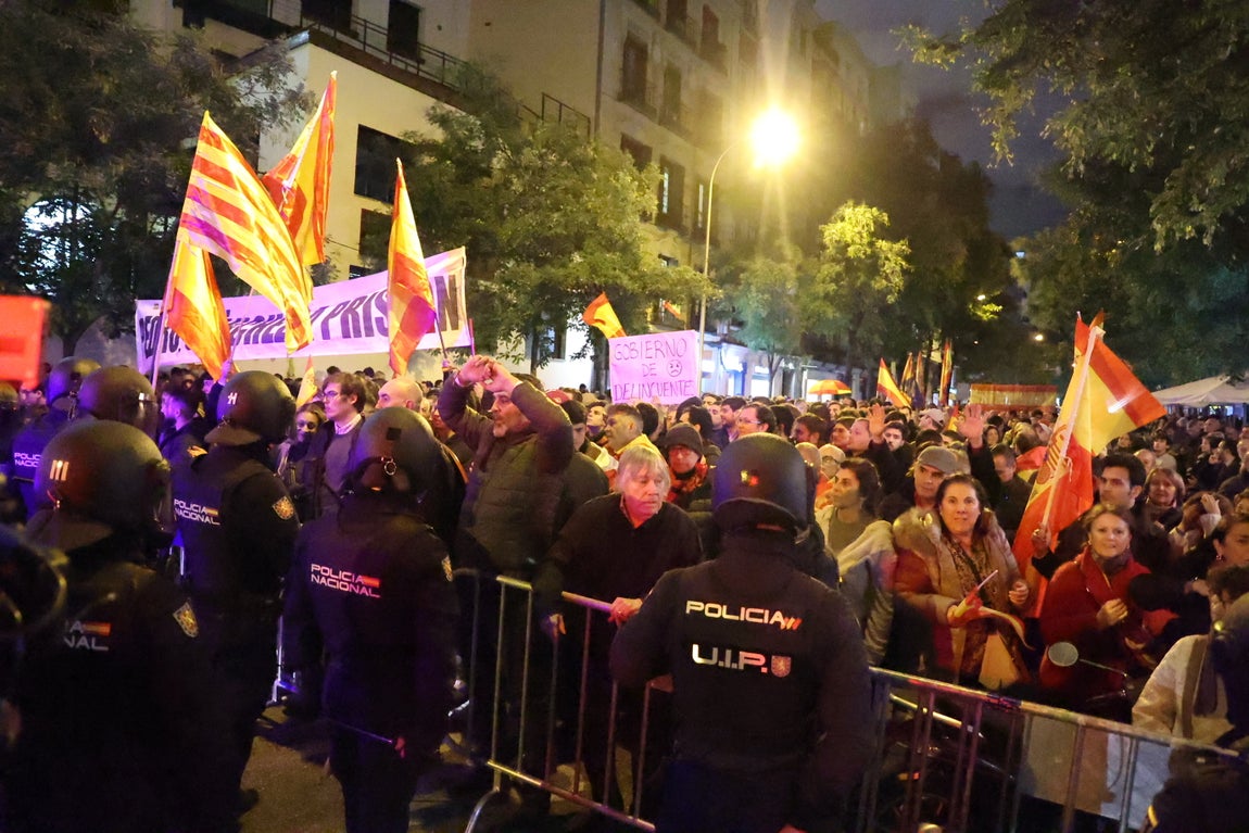 Manifestación contra la ley de amnistía en Ferraz, sede del PSOE.