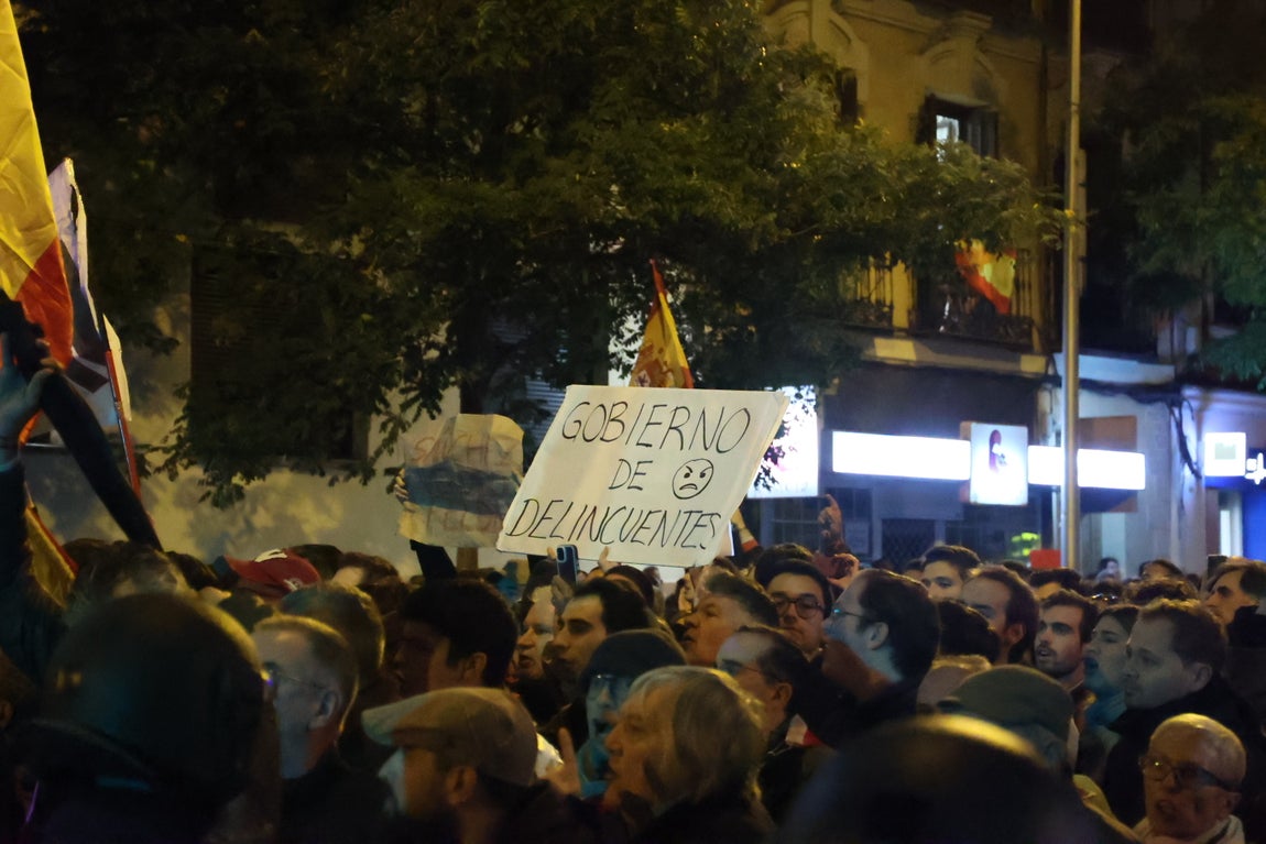 Manifestación contra la ley de amnistía en Ferraz, sede del PSOE.