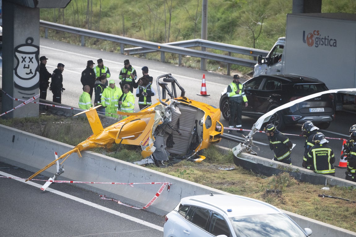 El helicóptero estrellado en la M-40, en imágenes