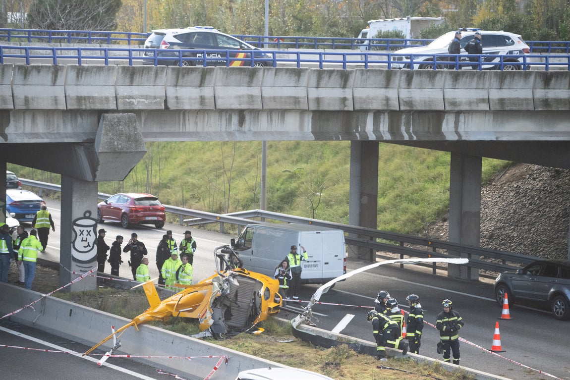 El helicóptero estrellado en la M-40, en imágenes