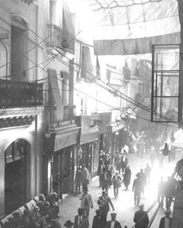 Imagen - La calle Sierpes llena de transeúntes en el verano de 1920
