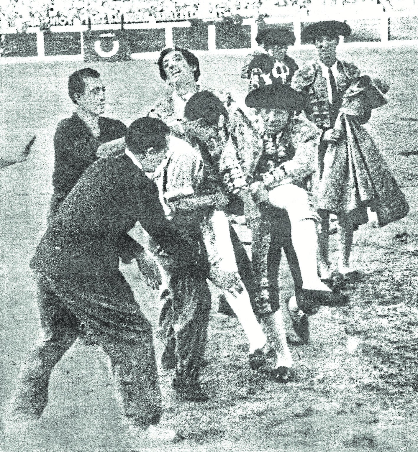 Manolete, con gestos de dolor, es llevado por su cuadrilla a la enfermería