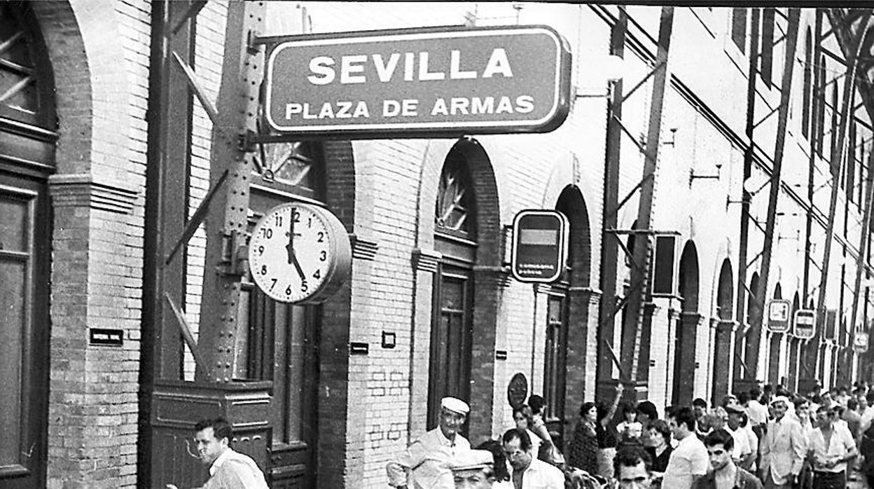 #ArchivoABCsev: Recordamos las fotografías más curiosas de Plaza de Armas, cuando se cumplen 32 años desde que despidió al último tren