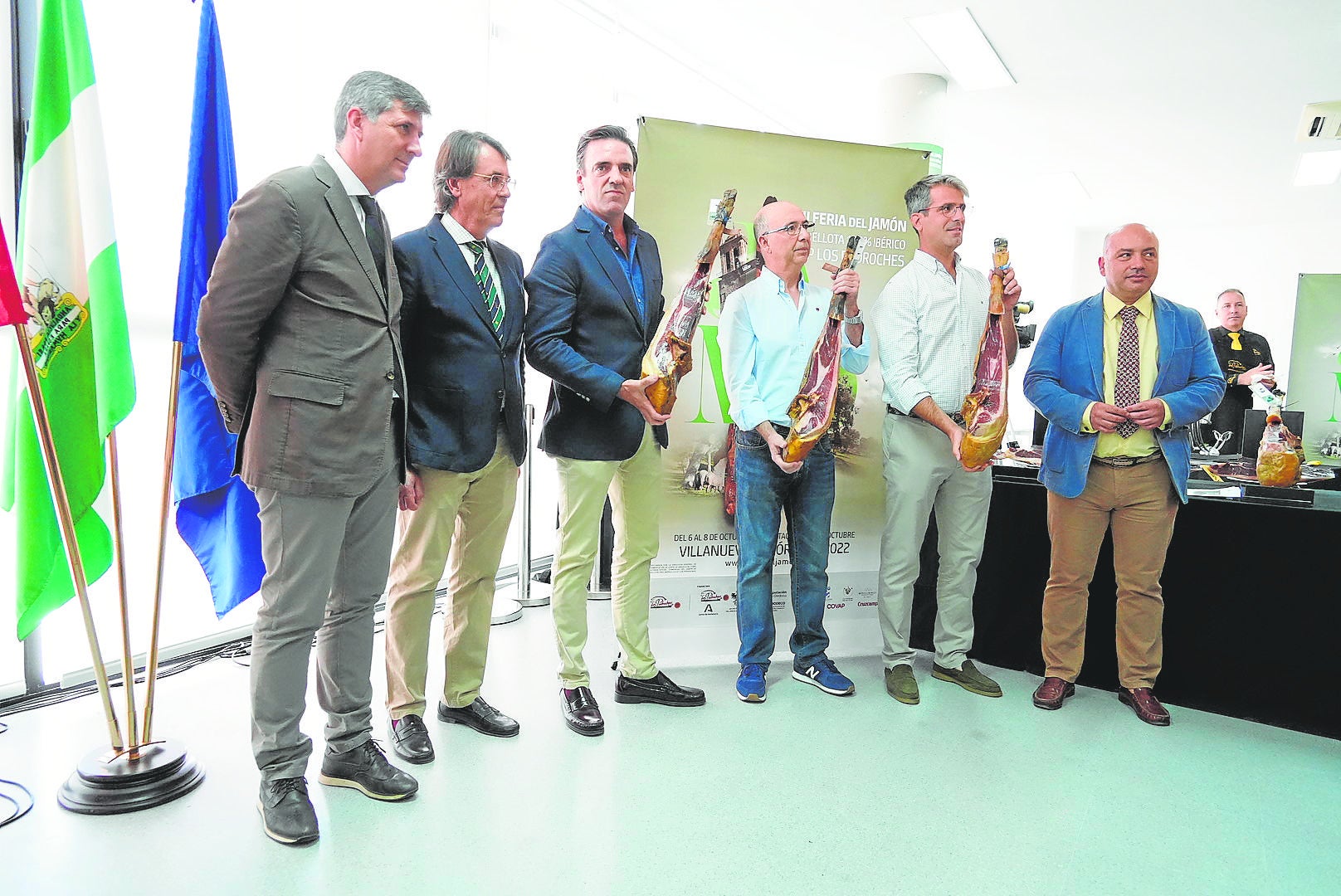 Foto de familia con los ganadores del concurso de mejor jamón
