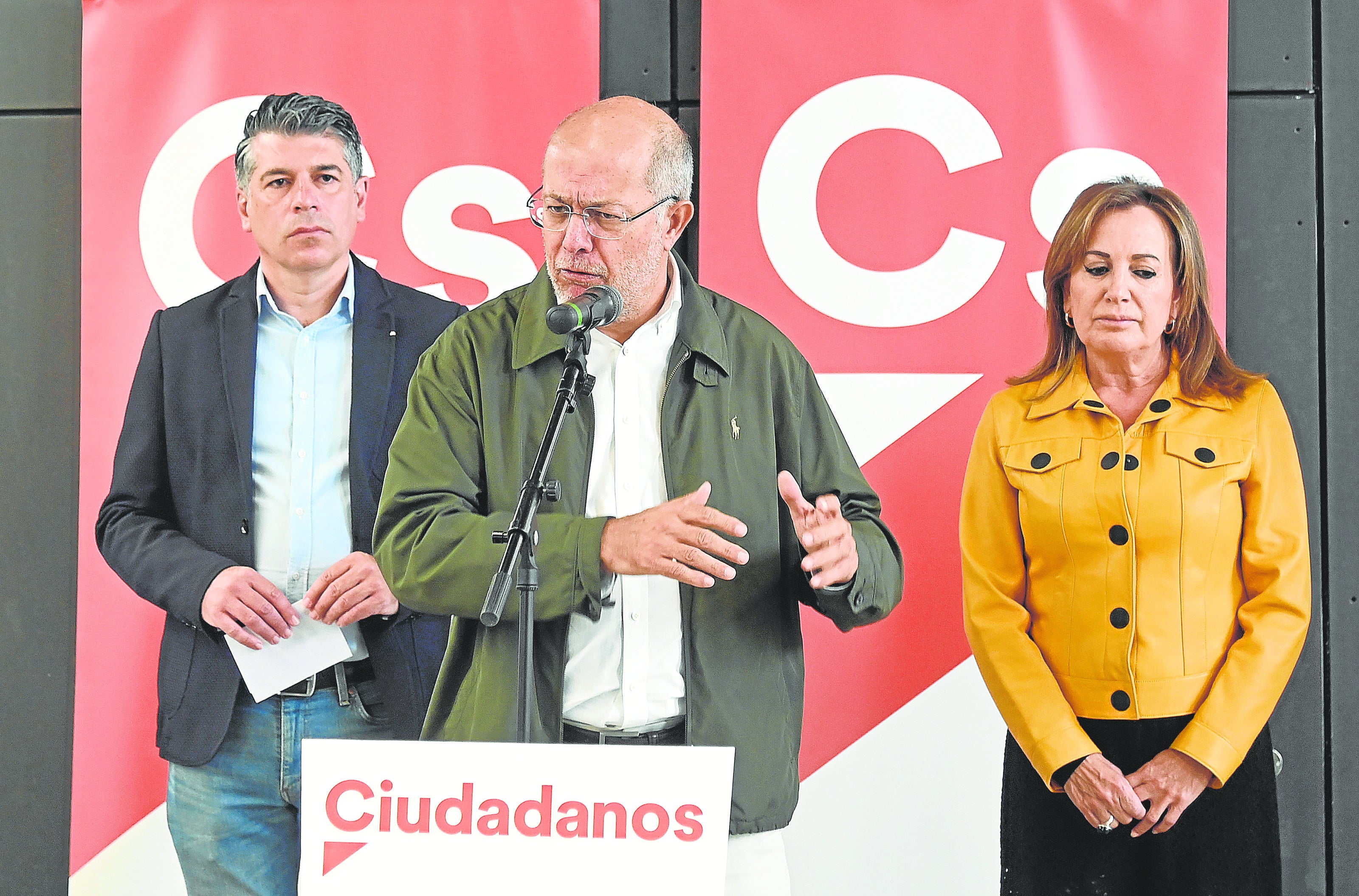 La refundación no apaga el 'fuego amigo' en Cs