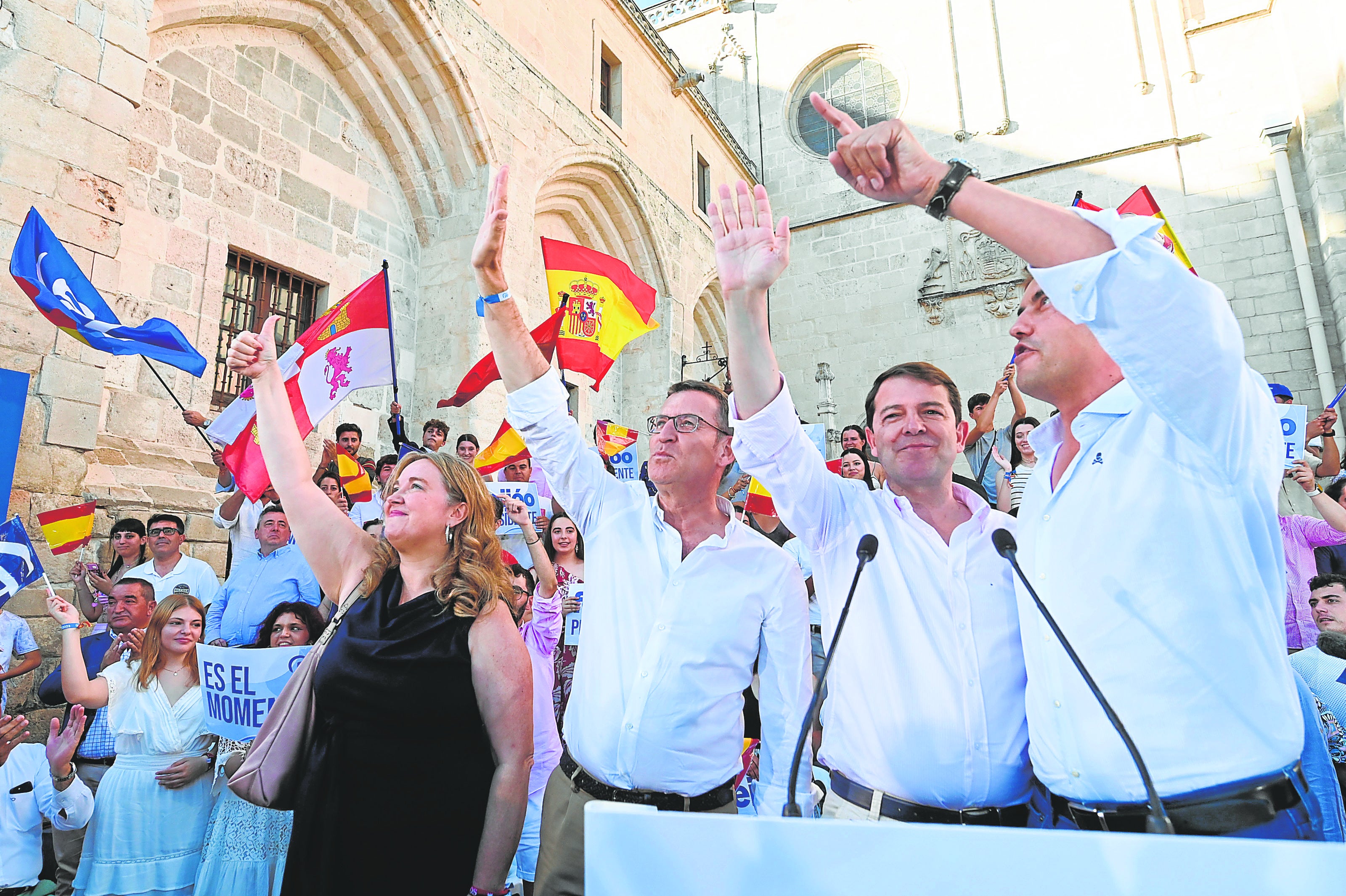 Ayala, Feijóo, Fernández Mañueco e Ibáñez, ayer a los pies de la Catedral de Burgos