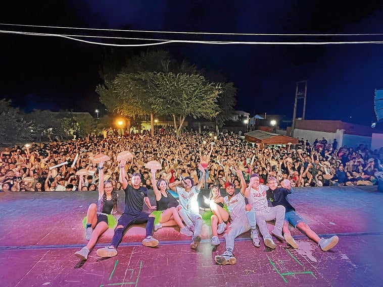 Los integrantes de la Macrodisco Show 'Evolución', tras su actuación en Pozáldez (Valladolid)