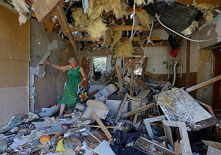 Lyubov Tolchina, de 63 años, camina por la casa dañada de su hijo Vitaly, de 40, quien murió el día anterior por bombardeos en Donetsk, Ucrania controlada por Rusia