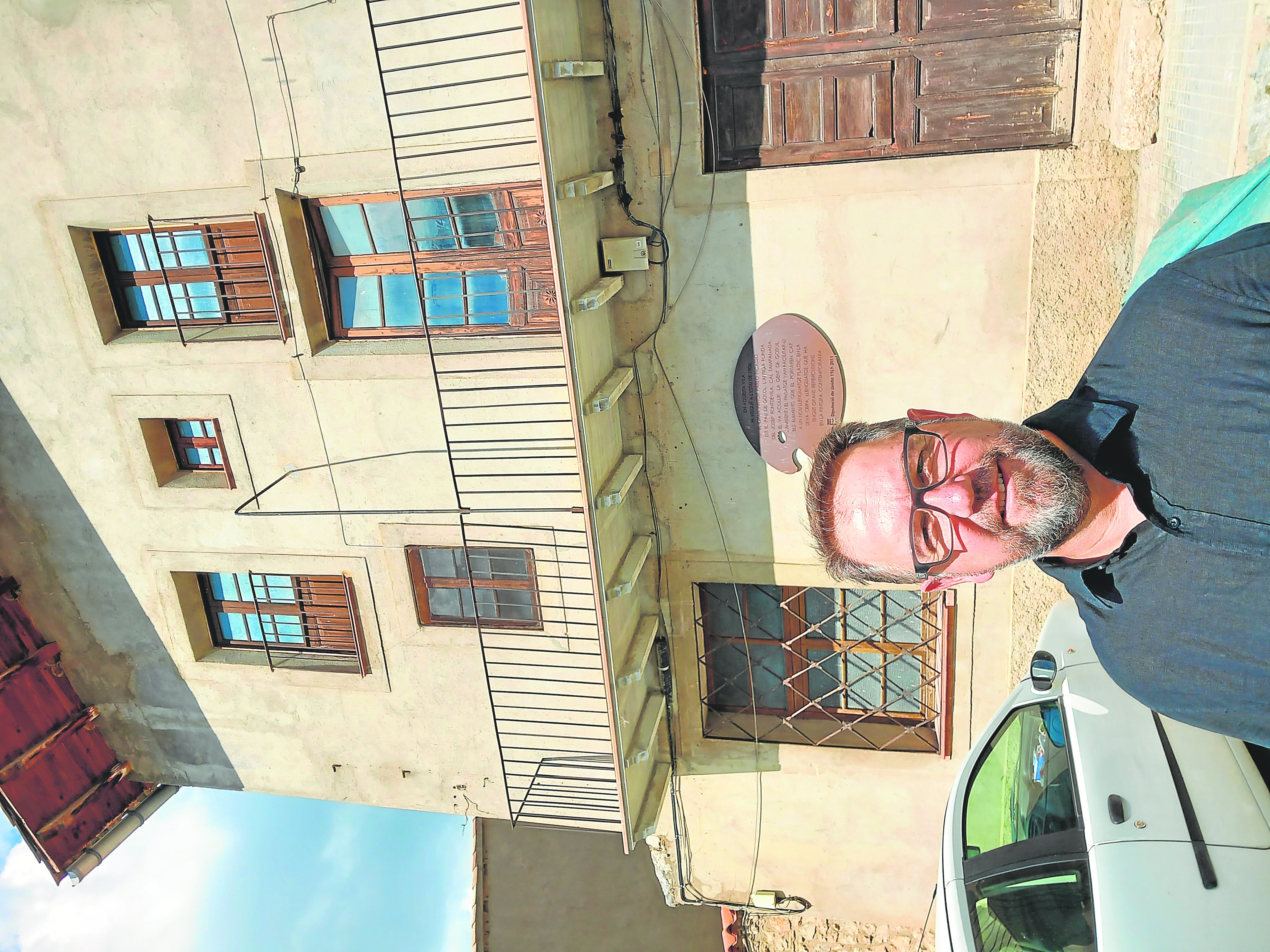 Iñaki Rubio ante la fonda en la que se alojo Picasso en 1906