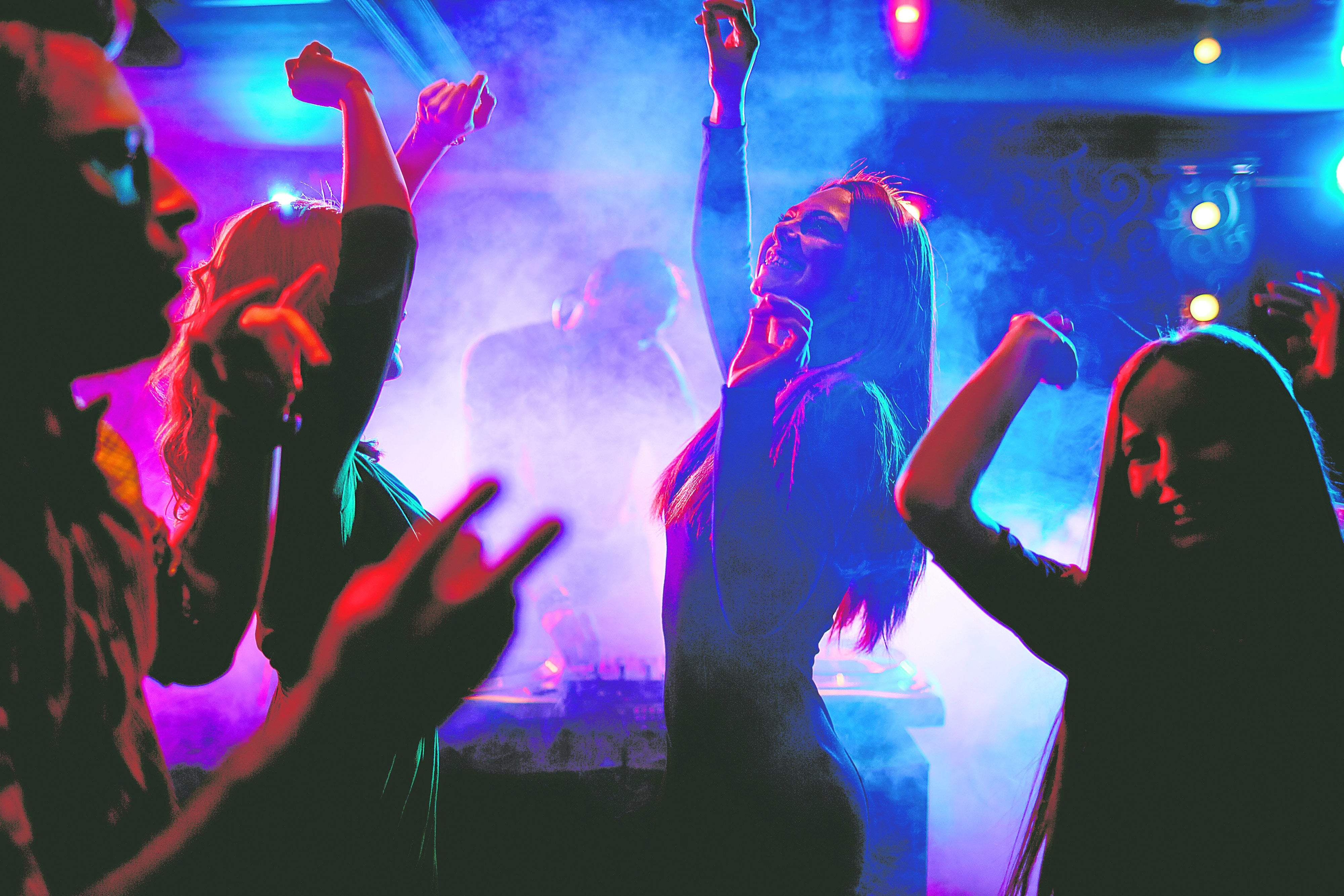 Mujeres bailando en una discoteca