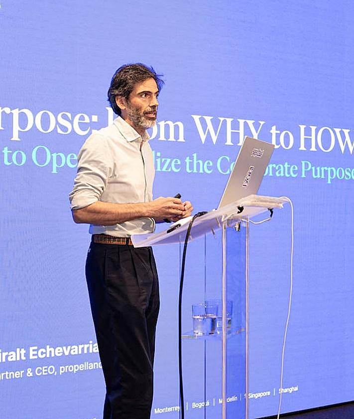 Imagen secundaria 2 - Arriba, de izquierda a derecha, Ana Clara Martines, directora de Comunicación y Engagement de L'Oréal España y Portugal (de espaldas); Alexandra Jausas, Strategy Manager de Mahou San Miguel; Mariana Ramonell, directora de Sostenibilidad de Vocento; Beatriz Sánchez Guitián, directora general de la Fundación Máshumano; y Jesús Sáinz, vicepresidente de Puy du Foy. Abajo, María Garrido, consultora del equipo de Marcas de Prodigioso Volcán, y Hugo Giralt, socio fundador y CEO de Propelland.