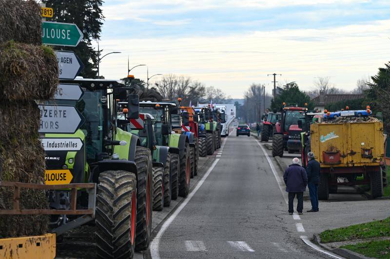 Las protestas de los agricultores franceses ponen en jaque al transporte de mercancías español y a la distribución