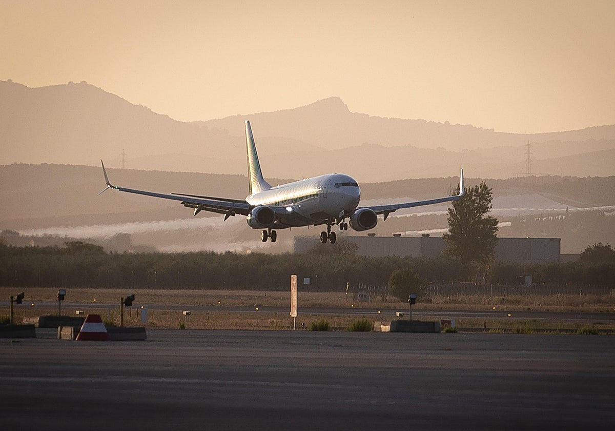Un avión en el aeropuerto Federico García Lorca
