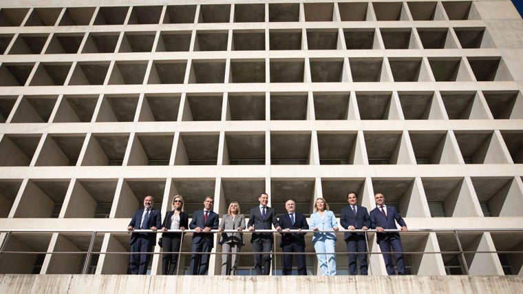 Las autoridades que han presidido el acto protocolario, en una terraza del Cubo