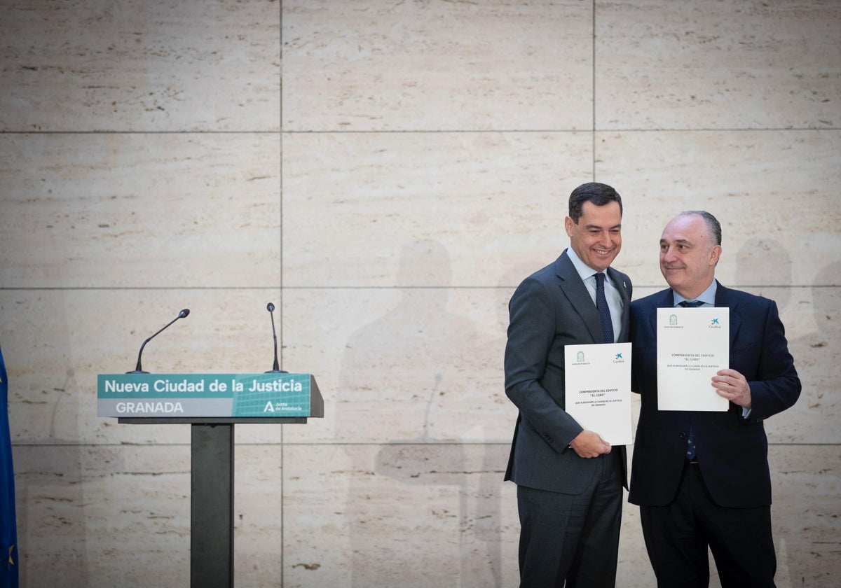 Juanma Moreno y el director territorial de Caixabank, Juan Antonio Zafra, durante el acto de hoy