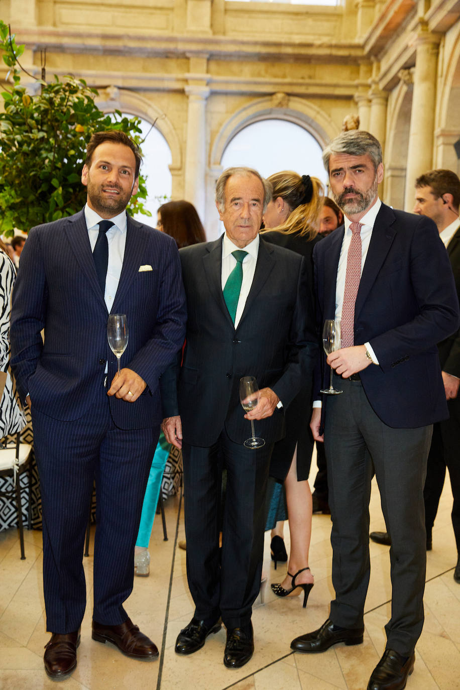 Luis Enríquez con Erwan de la Villéon, CEO de Puy de Fou España, y José Ramón Molinero, director general adjunto