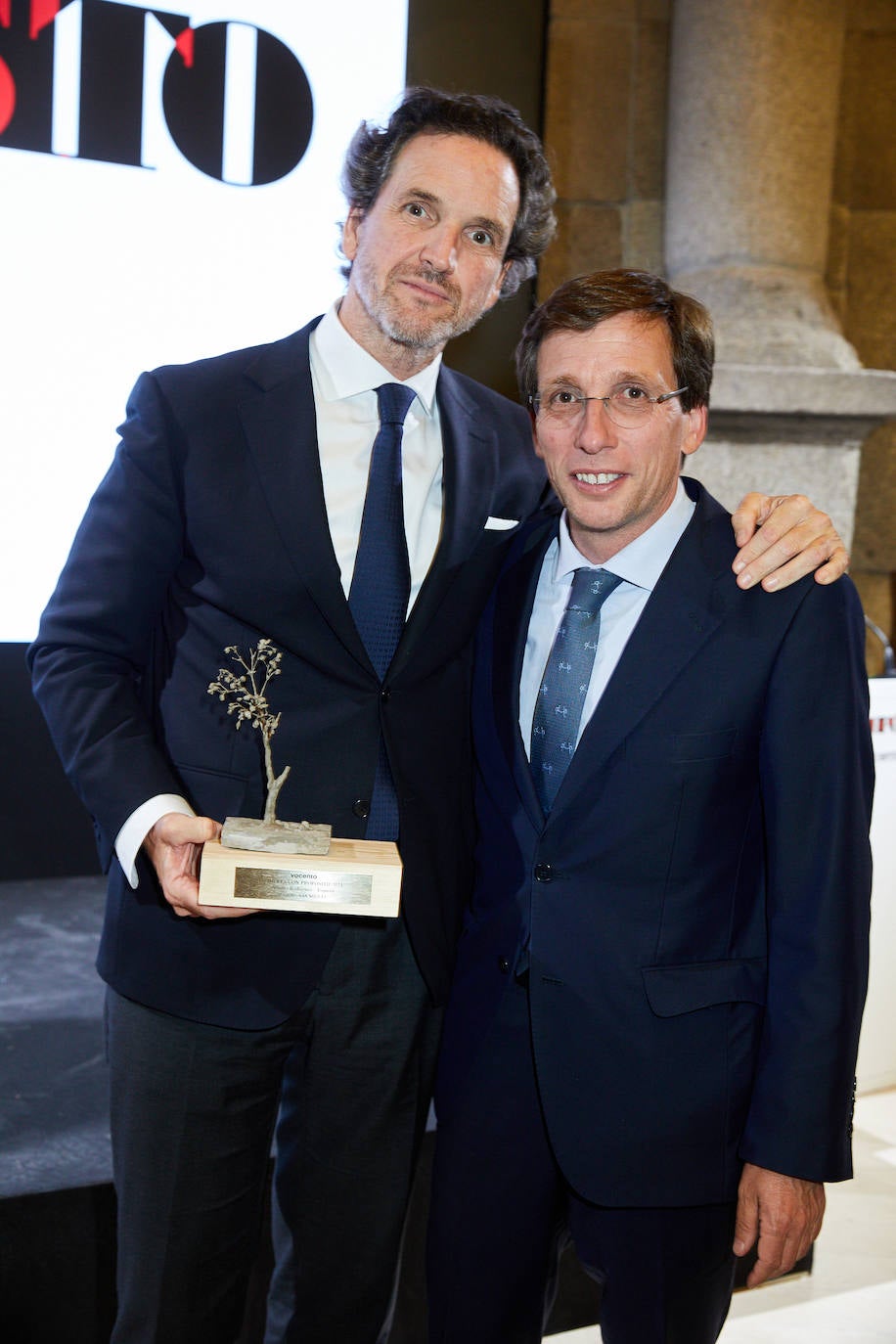 Eduardo Petrossi, consejero delegado de Mahou-San Miguel, con el alcalde de Madrid