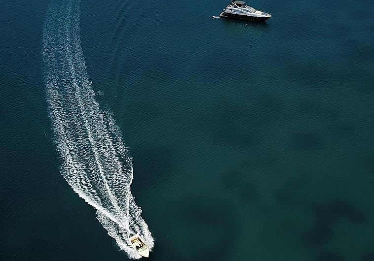 Lancha sobre el Mediterráneo.