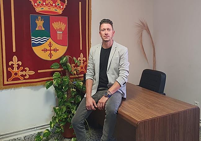 Javier Bachiller, exalcalde de Driebes hasta las pasadas elecciones, en las que decidió dar un paso al costado, y propietario del supermercado del pueblo.