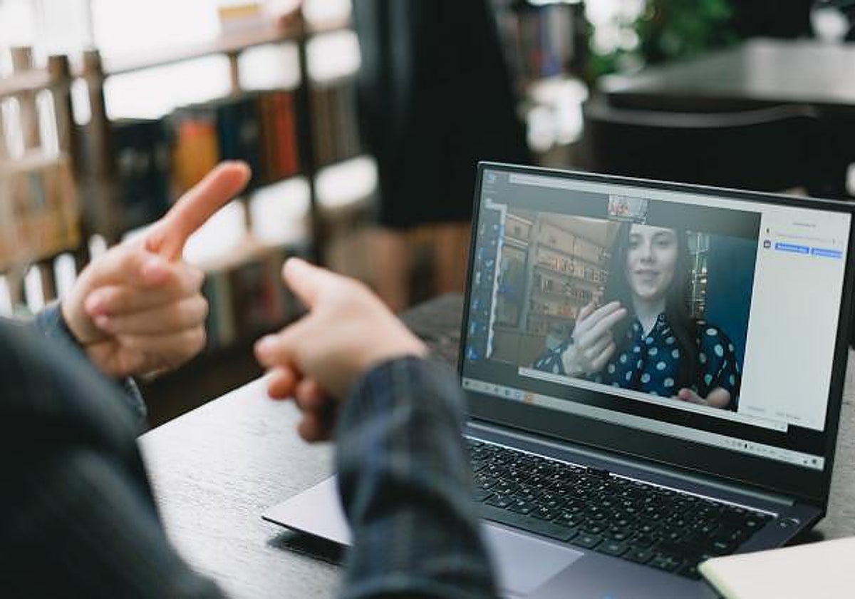 Persona con discapacidad auditiva utiliza la tecnología.