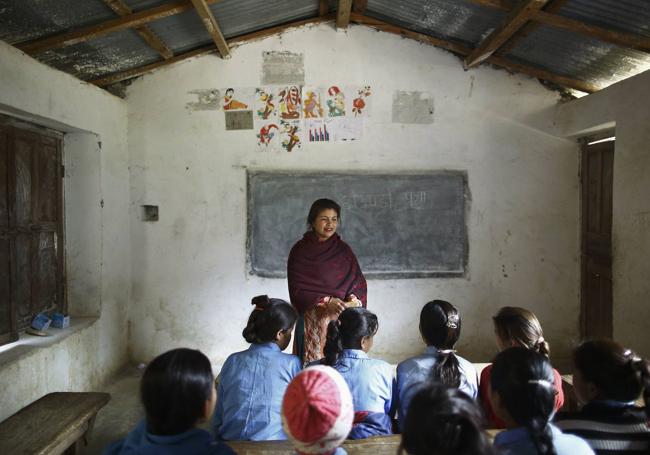 Una profesora nepalí conciencia a las niñas contra la práctica del 'chapaudi', que obliga a las mujeres a aislarse durante su regla.