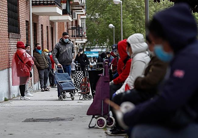 Colas en el 'Banco del bebé' de la Fundación Madrina, en Madrid, donde reparten alimentos y artículos de primera necesidad.