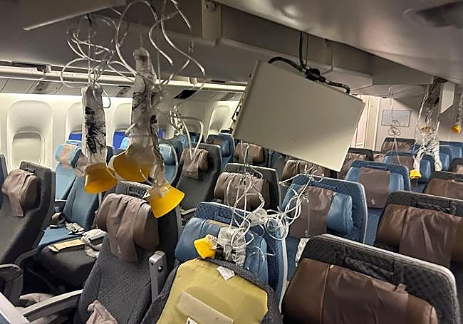 Interior del avión de Singapore Airlines tras sufrir las fuertes sacudidas de las turbulencias.