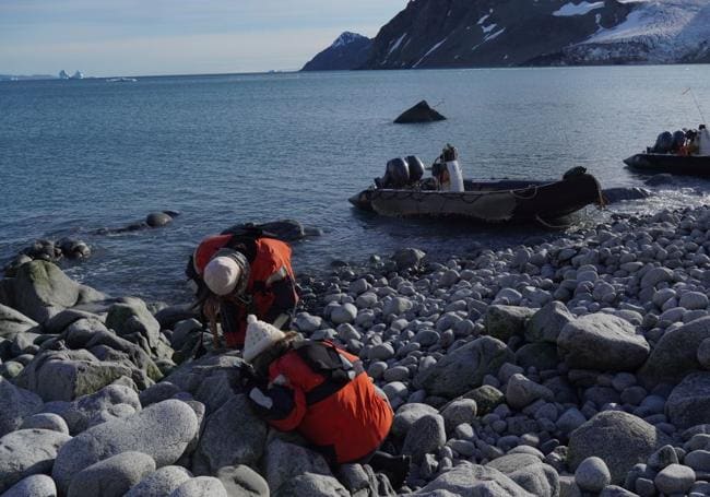 Spanish scientists take samples in Antarctica.