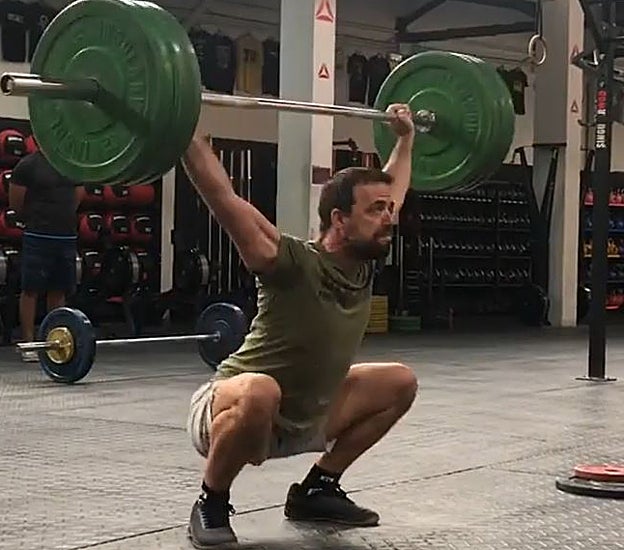 Una entrada sólida es fundamental para poder acabar el levantamiento (poneros de pie con la barra bloqueada por encima de nuestra cabeza) de manera exitosa