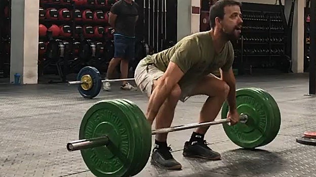 Aarón Cordero preparado para iniciar una arrancada