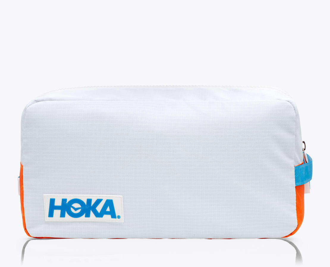 Toda bolsa deportiva debe llevar dentro un neceser, y este de Hoka nos ha gustado mucho. Su precio es de 25 euros.