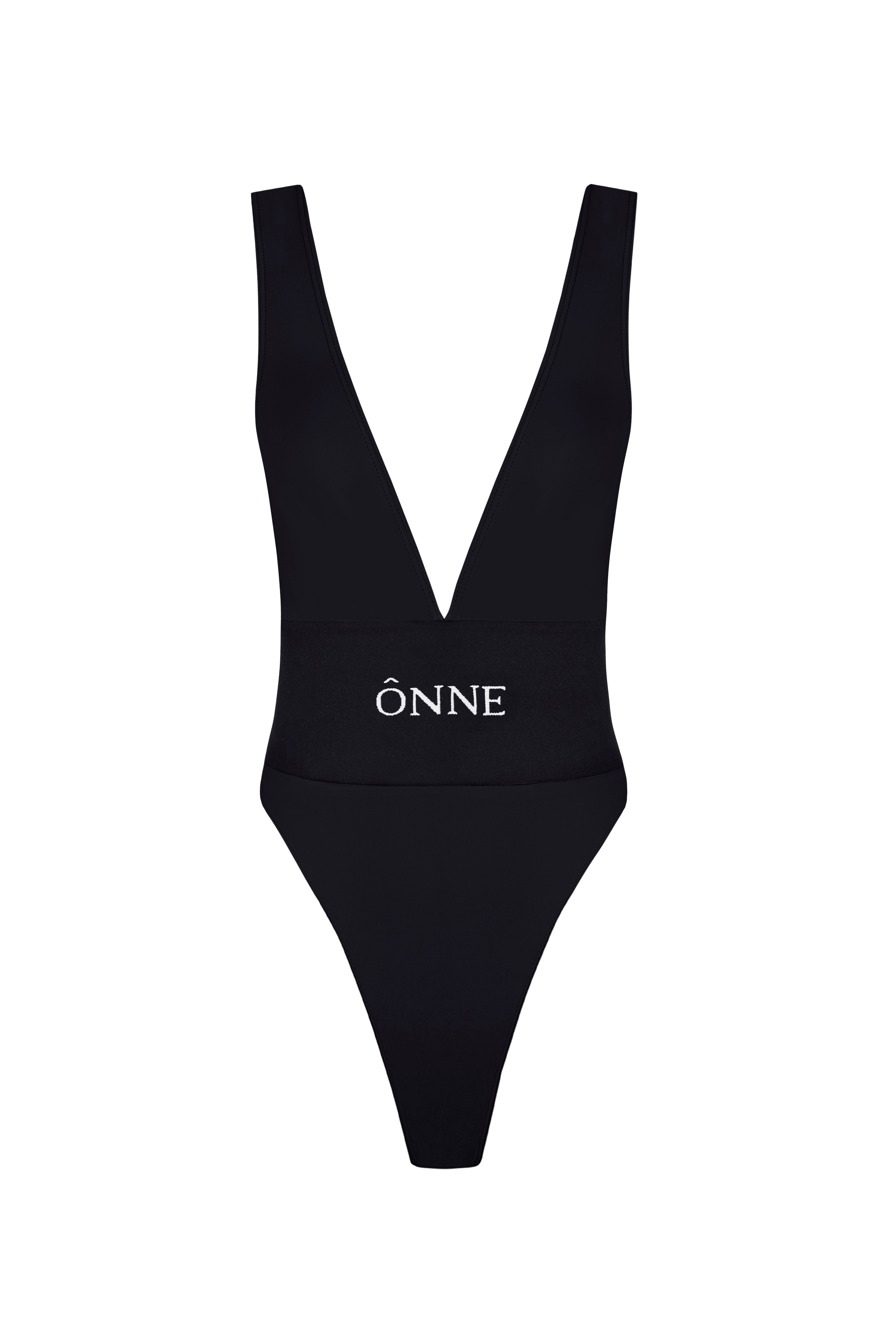 Un bañador para todas esas actividades deportivas en el agua, para un spa... ¡Y el negro sienta divinamente a todas! Es de Onne y cuesta 80 euros.