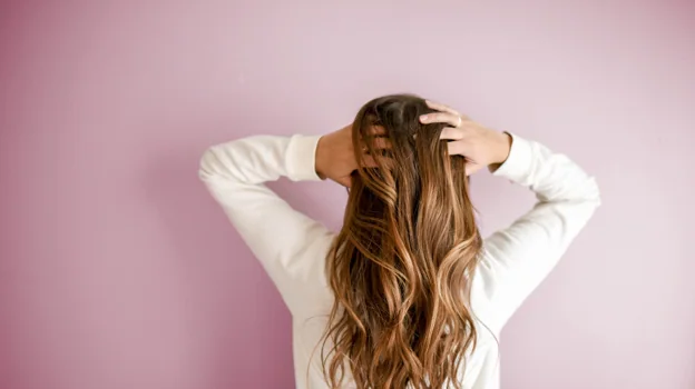 La caída del cabello puede ser un signo de falta de vitaminas.