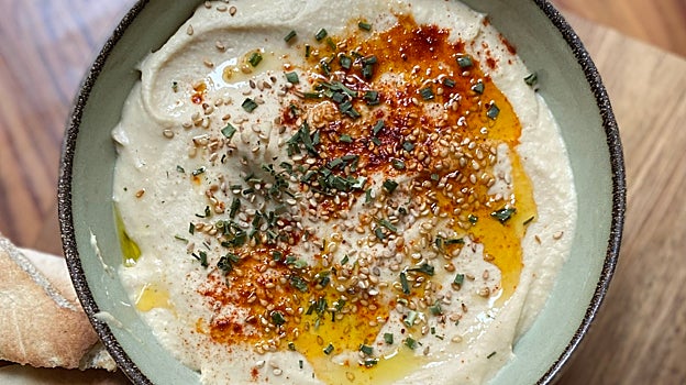 Hummus de ajo asado.