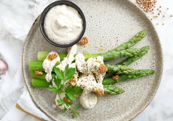 La curiosa forma de preparar los espárragos trigueros que reduce su punto amargo