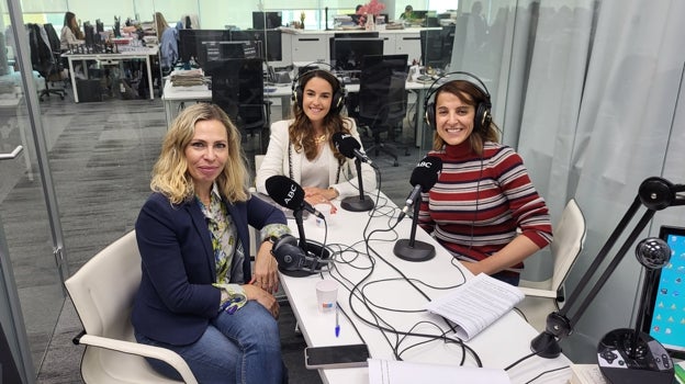 Las periodistas Laura Pintos y Raquel Alcolea, durante la grabación del podcast 'Abecedario del Bienestar' con la psicóloga Beatriz Gil Bóveda.