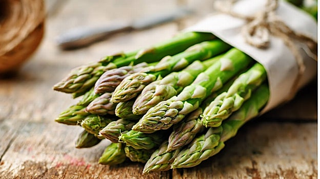 El consumo de espárragos verdes es un protector de los ojos.