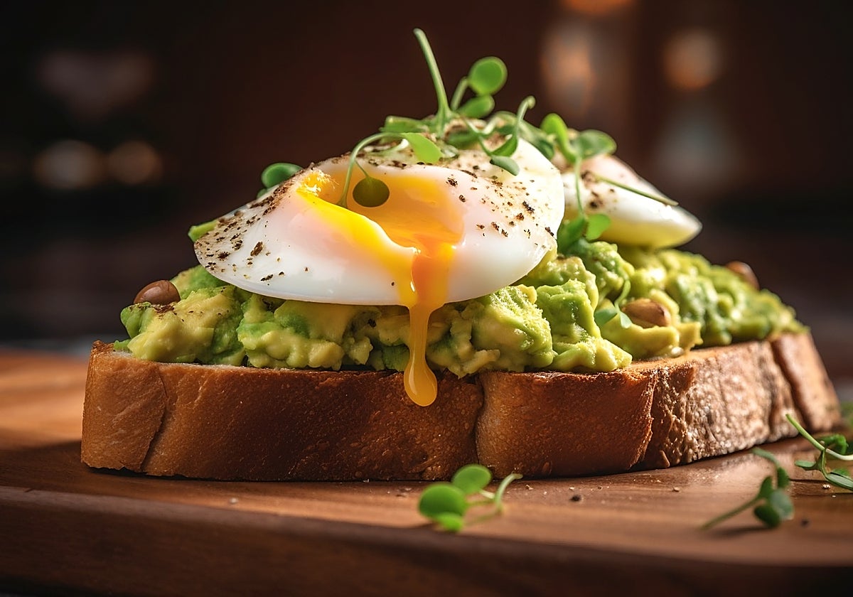 Tostada de aguacate con huevo, un desayuno salado con proteínas y grasas saludables.