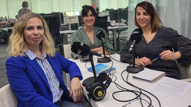 Las periodistas Laura Pintos y Raquel Alcolea, durante la grabación del podcast 'Abecedario del Bienestar' con la psicóloga Belén Colomina.