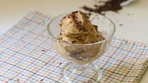 Helado cremoso de café.