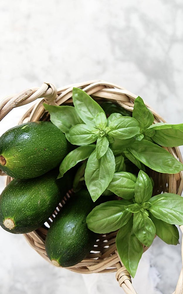 Calabacines y hojas de albahaca.